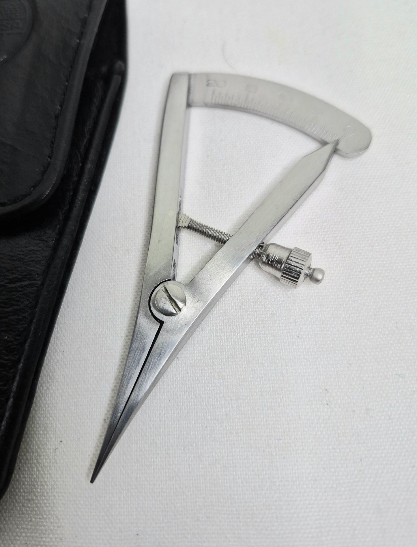 Castroviejo Caliper (measuring gauge)