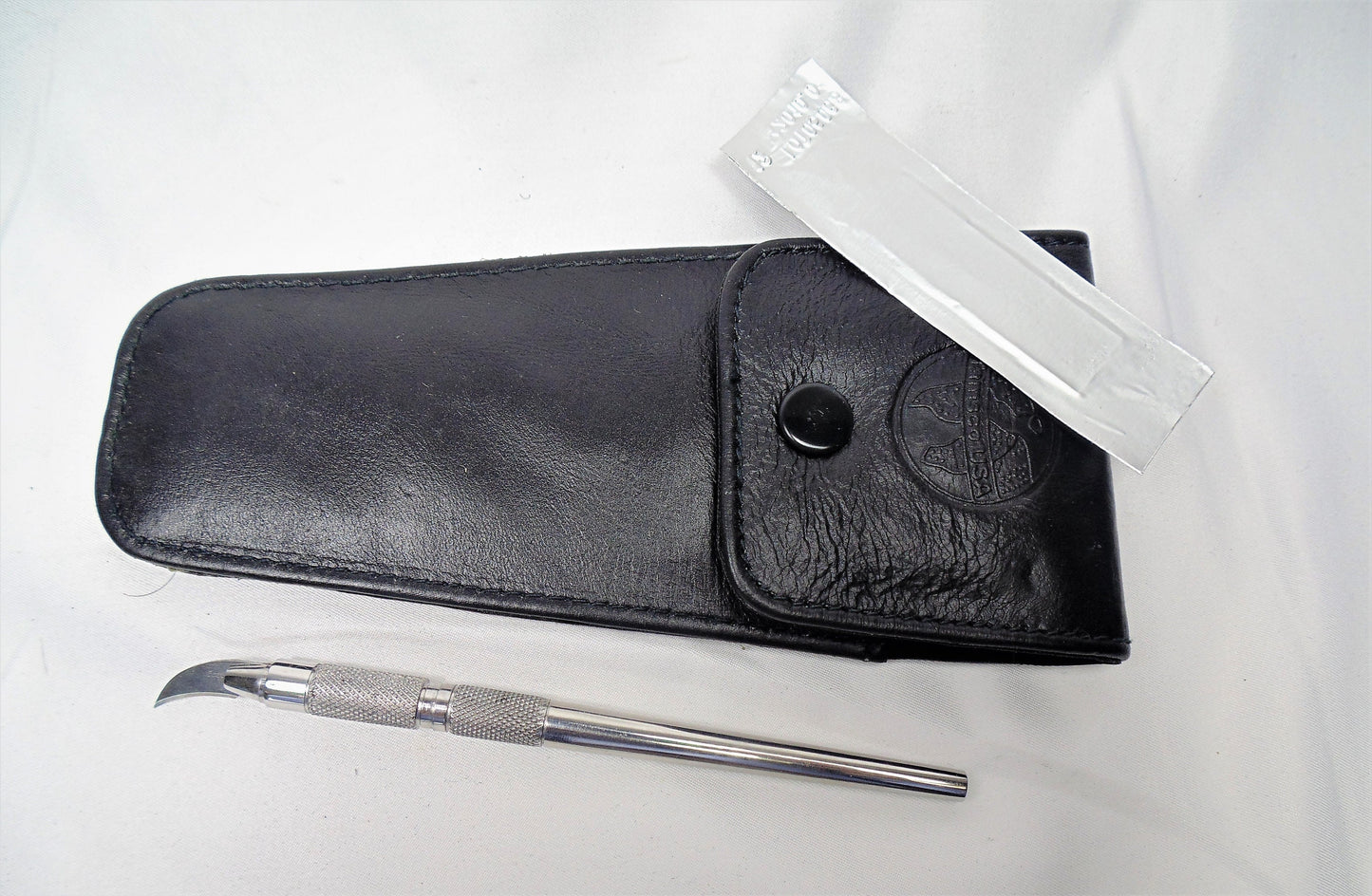 Seam ripper with replaceable blades, round handle