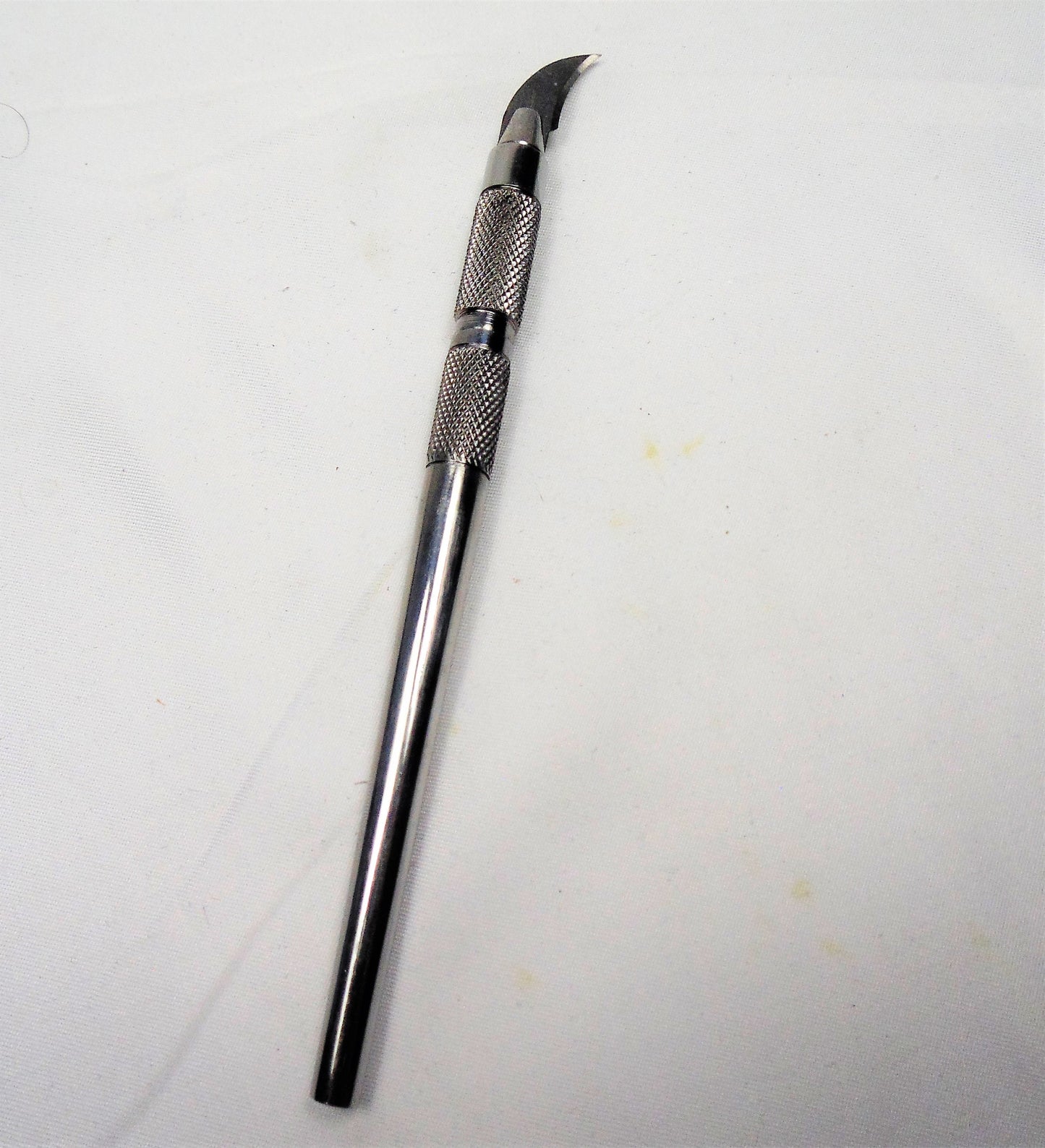 Seam ripper with replaceable blades, round handle