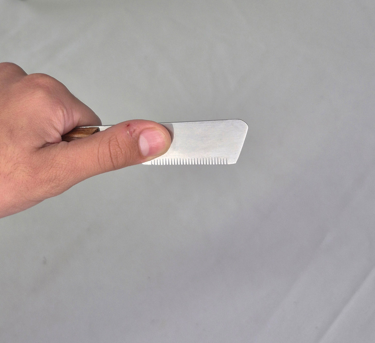 Left handed pet stripping knife (fine teeth)