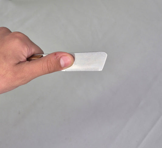 Left handed pet stripping knife (fine teeth)