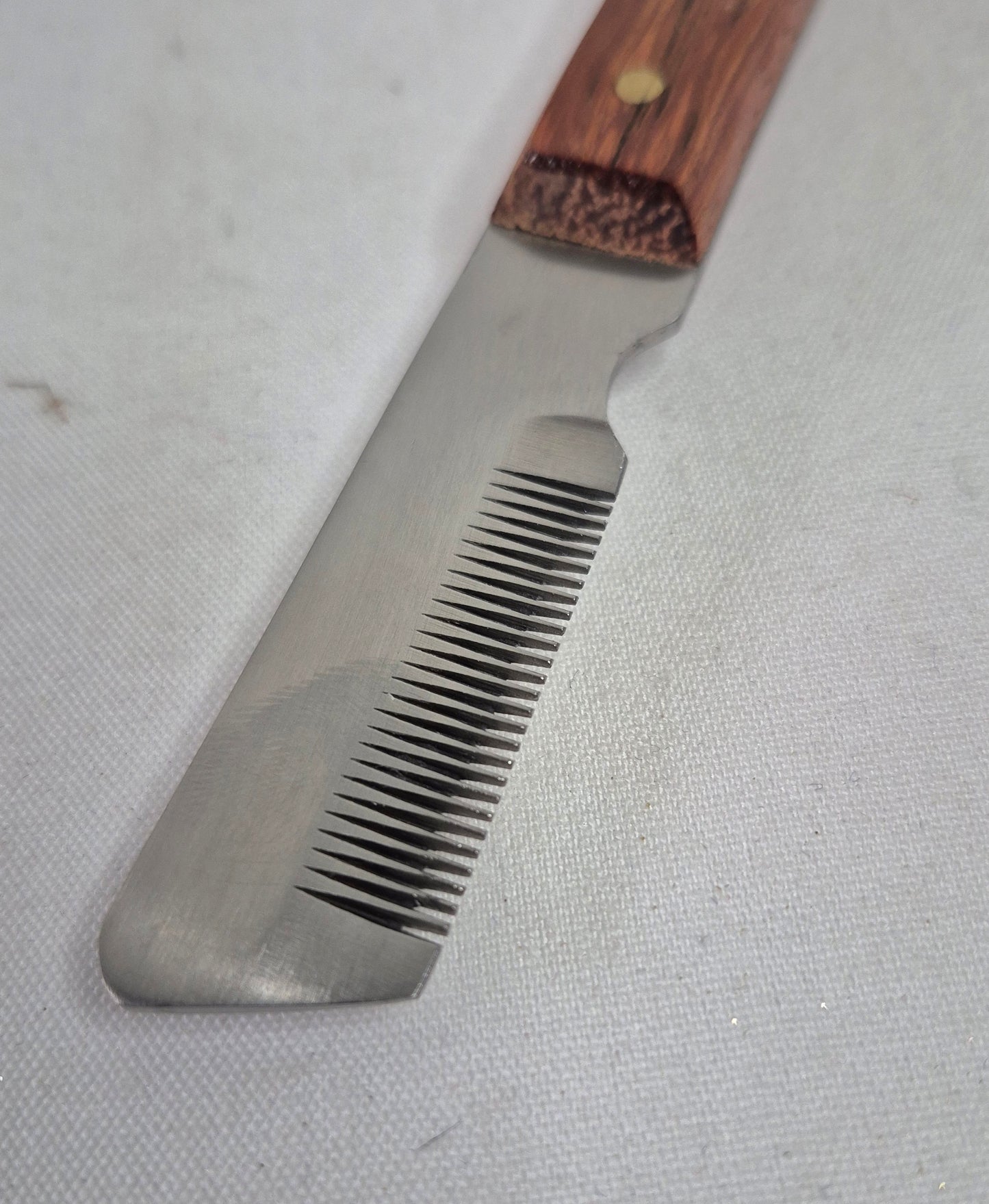 Left handed pet stripping knife (fine teeth)