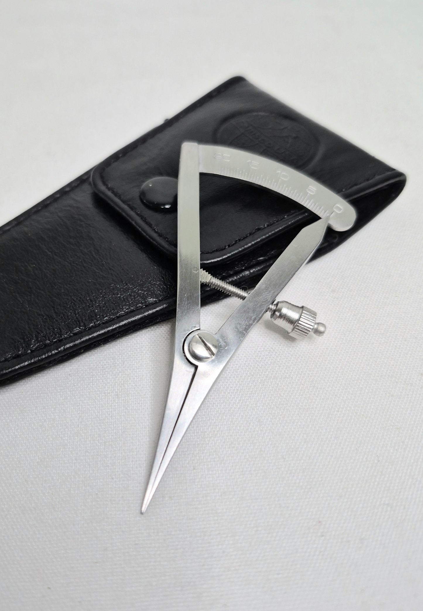 Castroviejo Caliper (measuring gauge)