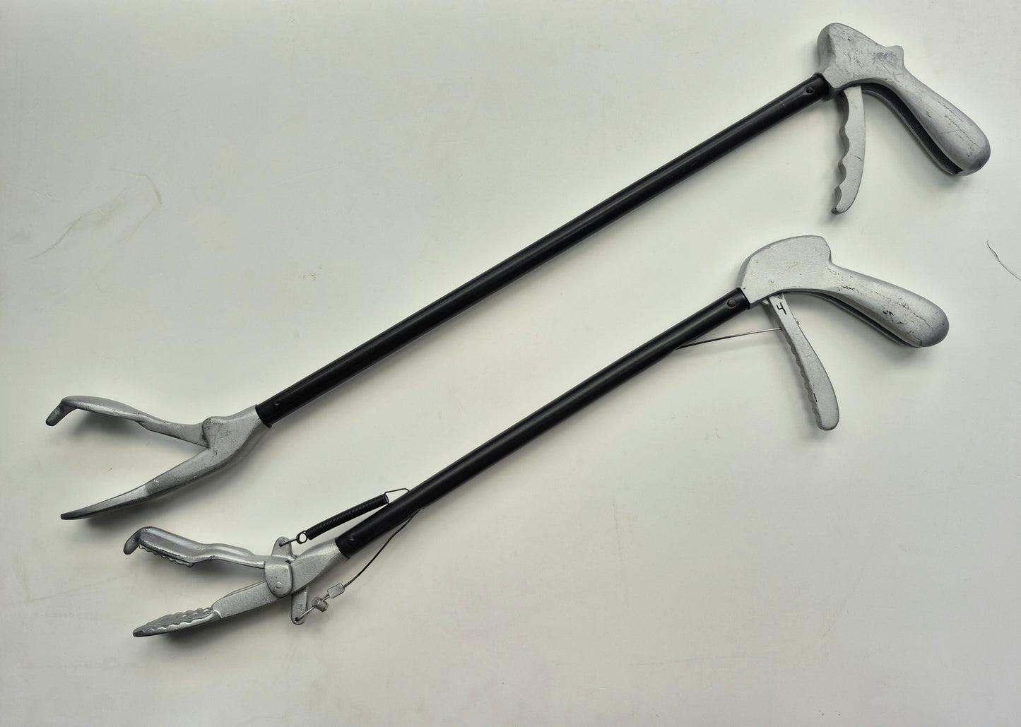 Reptile grabbing tool, cobra style (2 sizes available)